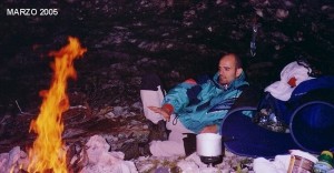 Bivacco in grotta (foto Fausto Durante, 2004)