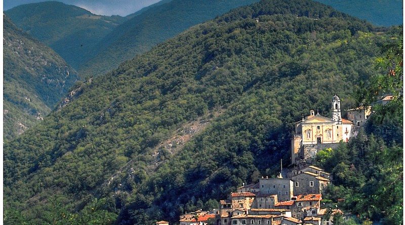 Articolo di Luca Bridda sulla rivista Montagne360 dedicato al Parco Nazionale di Paklenica, in Croazia, che protegge parte dei monti Velebit e racchiude una parete straordinaria, quella dell'Anica Kuk, di cui vengono descritti tre itinerari di stampo sportivo/semi-alpinistico.