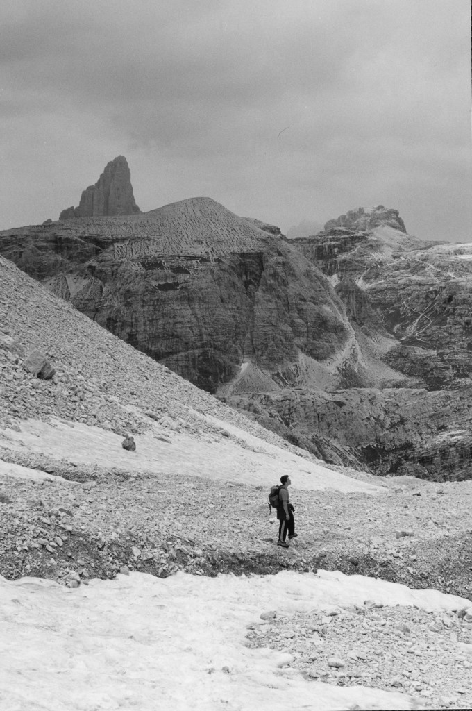 Lungo la salita al Popera con le Tre Cime alle spalle
